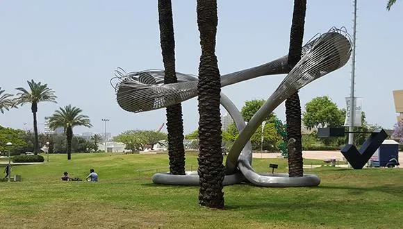 תוצאות סקר הפסלים הגדול: "קשר" של רון ארד הוא הפסל האהוב ביותר בקמפוס